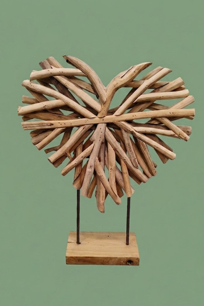 Cœur en bois flotté sur socle S 001