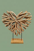 Cœur en bois flotté sur socle M 002
