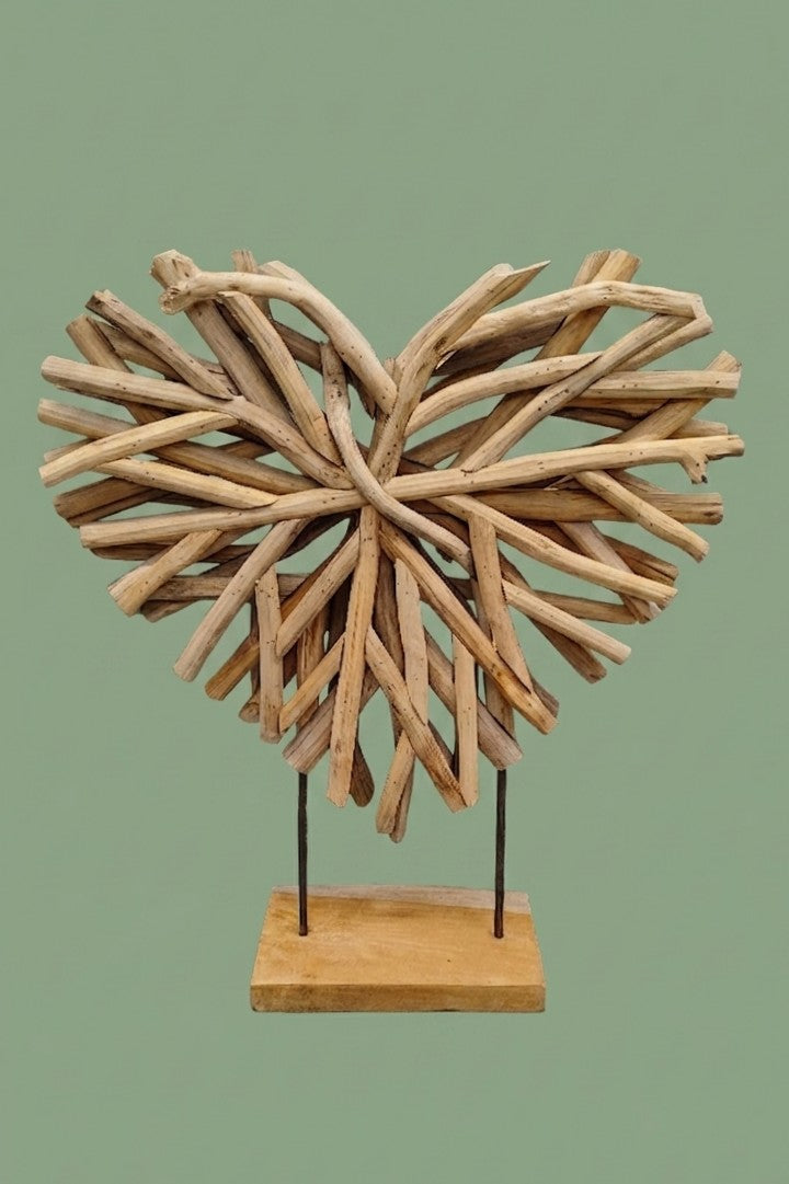 Cœur en bois flotté sur socle M 002