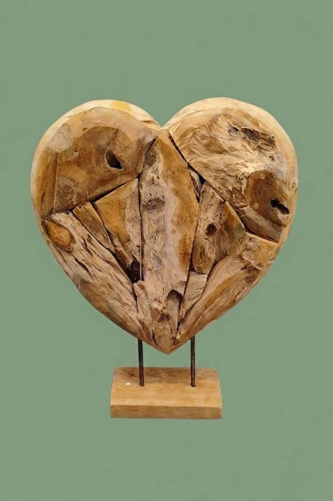 Cœur en bois flotté sur socle M 005
