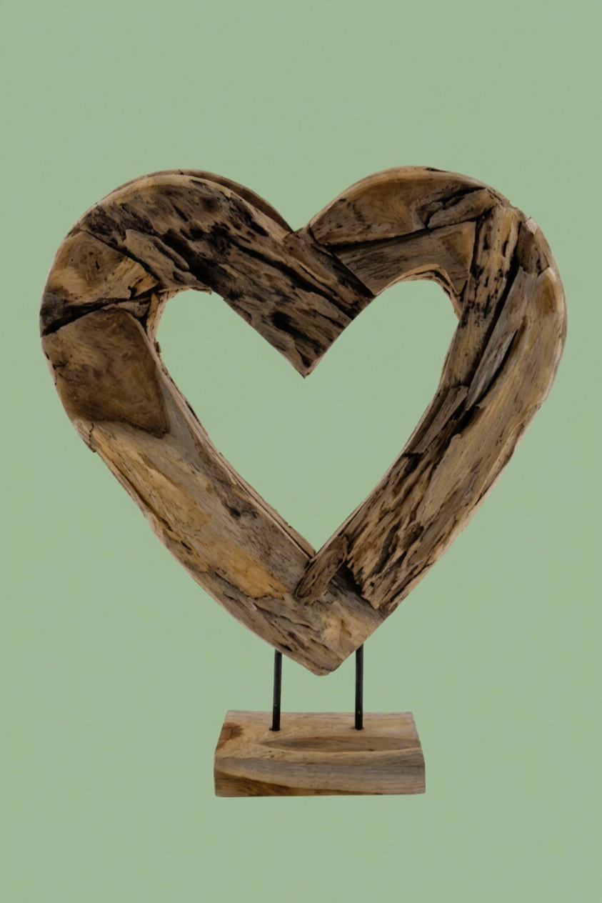 Cœur en bois flotté sur socle M 008