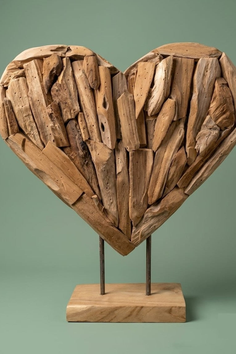 Cœur en bois flotté sur socle M 020
